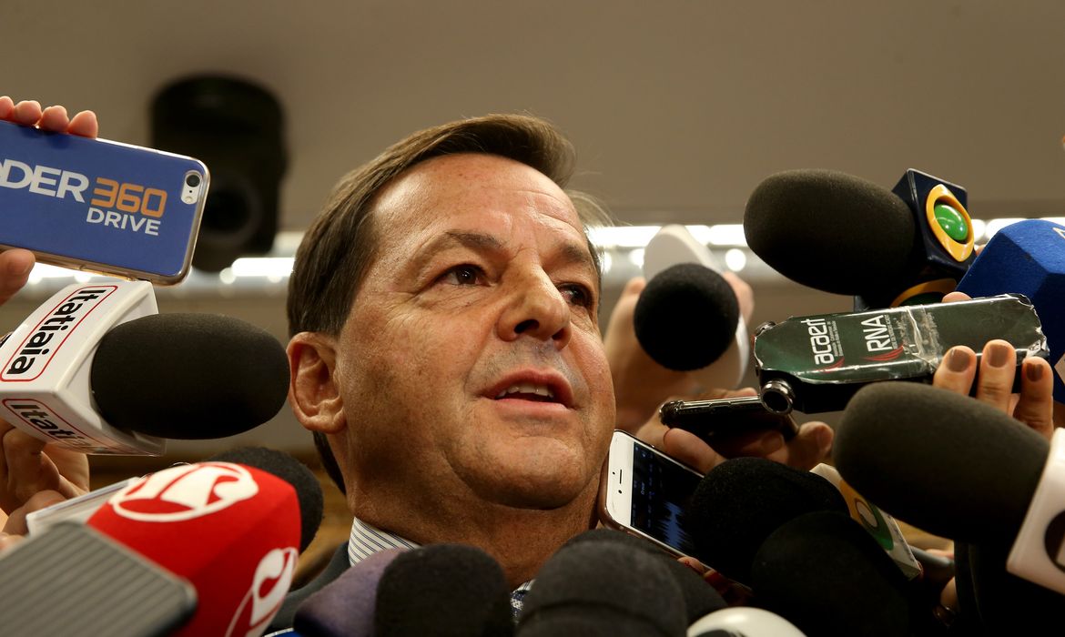 Brasília - O deputado Sergio Zveiter, escolhido pela CCJ da Câmara dos Deputados como relator do processo de denúncia contra o presidente Michel Temer, fala à imprensa (Wilson Dias/Agência Brasil)