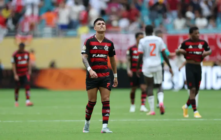 Soccer Football - FIFA Club World Cup - Round of 16 - Flamengo v Bayern Munich - Hard Rock Stadium, Miami Gardens, Florida, U.S. - June 29, 2025 Flamengo's Luiz Araujo looks dejected after the match Reuters/Hannah Mckay/Proibida reprodução