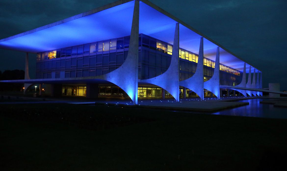 Palácio do Planalto recebe iluminação especial para a campanha do Novembro Azul, que alerta sobre o câncer de próstata e chama a atenção dos homens para a importância da prevenção dessa doença. 