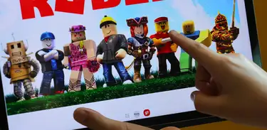 Criança faz uso de celular, tablet e computador 