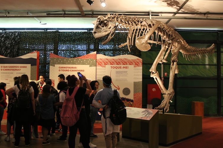 Exposição Dinossauros: Patagotitan, o Maior do Mundo, com curadoria científica do paleontólogo Luiz Eduardo Anelli, no Pavilhão das Culturas Brasileiras do Parque Ibirapuera.