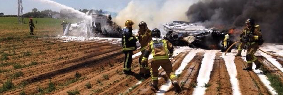 Bombeiros de Sevilla no local em que o avião caiu