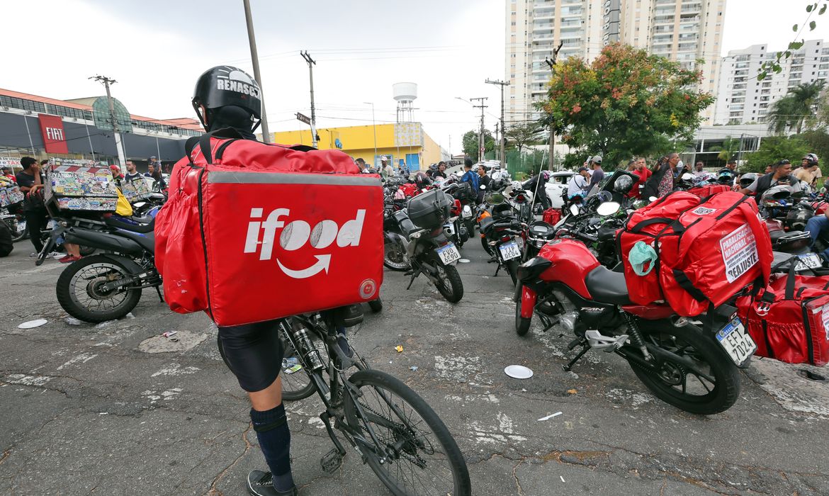 São Paulo (SP), 31/03/2025 - Entregadores de aplicativos de delivery em greve fazem manifestação na frente a sede do iFood em Osasco. Foto: Paulo Pinto/Agência Brasil