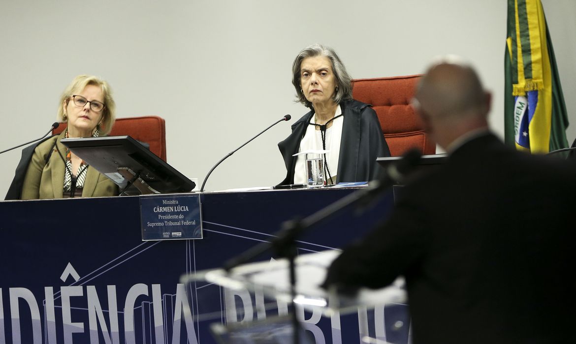 A ministra Rosa Weber e a presidente do Supremo Tribunal Federal (STF), Cármem Lúcia, durante a segunda e última audiência pública sobre descriminalização do aborto. 