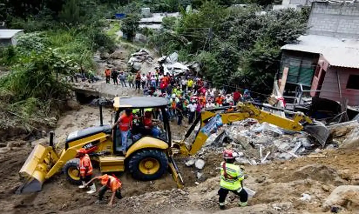 O deslizamento ocorreu na região de El Cambray 2, a 15 quilômetros da capital da Guatemala