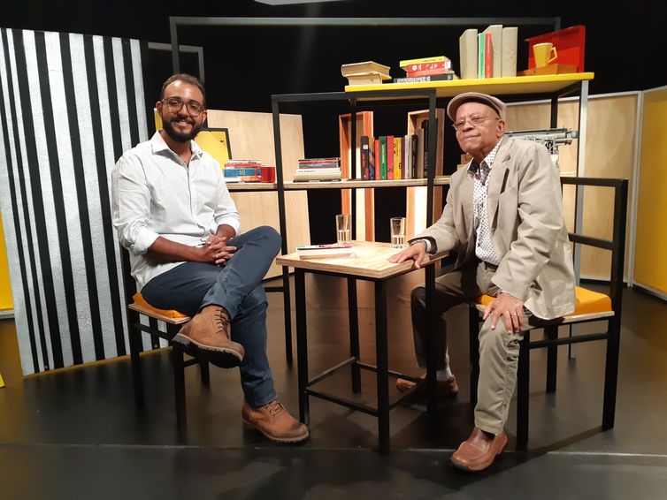Raphael Montes entrevista o escritor, pesquisador e compositor Nei Lopes