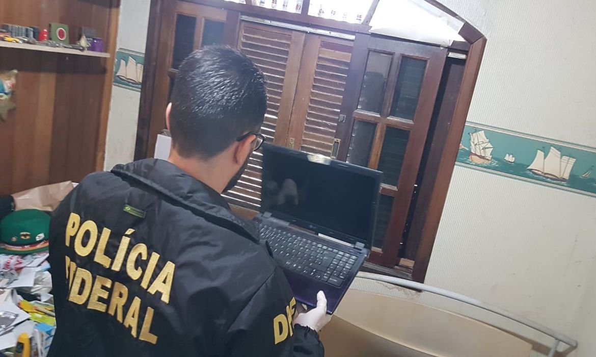 Polícia Federal apreende equipamentos eletrônicos na residência do suspeito