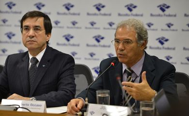 O Subsecretário de Arrecadação e Atendimento, Carlos Roberto Occaso e o supervisor nacional do IR, Joaquim Adir, falam sobre os detalhes do preenchimento da Declaração do IRPF 2015 (José Cruz/Agência Brasil)