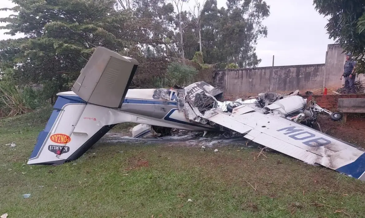 Defesa Civil/Divulgação Marília (SP), 10/06/2026 - A aeronave bimotor de sigla PT-MDB caiu logo após a decolagem. O acidente com o avião deixou pelo menos duas pessoas mortas e uma em estado grave. Foto: Defesa Civil/Divulgação
