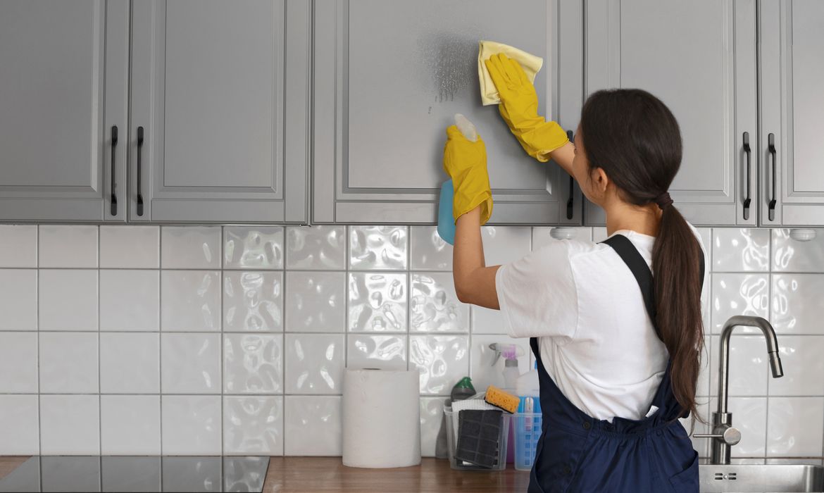 EMPREGADA DOMÉSTICA - TRABALHO DOMÉSTICO. Foto: Freepik