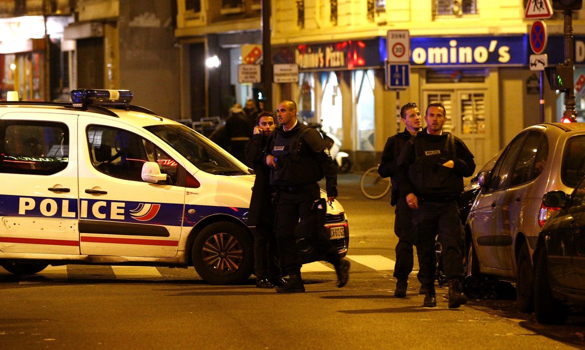 Policiais chegam ao local de tiroteio em Paris (Agência Lusa/Direitos Reservados) 