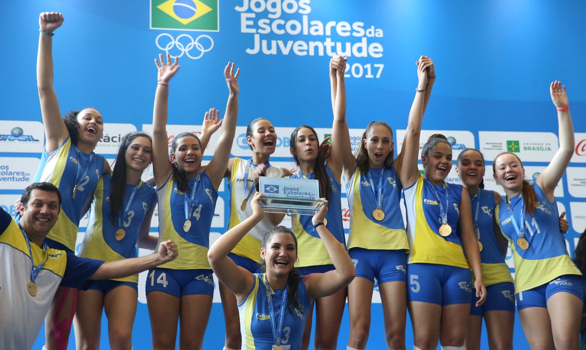 Brasília - Jovens atletas recebem medalhas dos Jogos Escolares da Juventude Brasília 2017, no Ginásio Nilson Nelson (Valter Campanato/Agência Brasil)