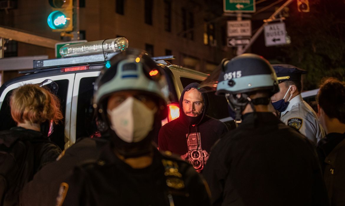 Policiais perto de homem detido durante manifestação em Nova York