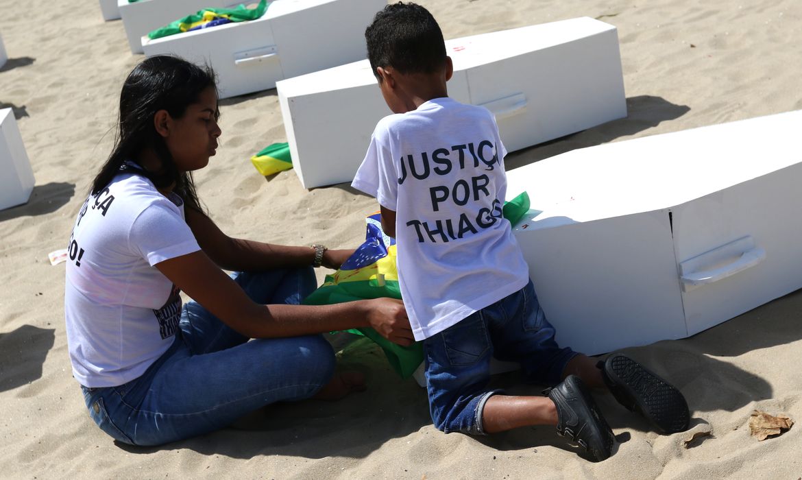 Rio de Janeiro (RJ), 19/08/2023 - A ONG Rio de Paz, familiares de Thiago Menezes Flausino, moradores,  amigos e lideranças da Cidade de Deus, onde o menino de 13 anos foi morto em ação da PM, no último dia 6; fazem protesto e enterro simbólico, na Praia de Copacabana. Foto:Tânia Rêgo/Agência Brasil