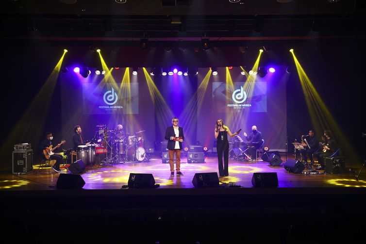 Marcelo Camargo/Agência Brasil Os apresentadores Mário Sartorello e Karina Cardoso, durante o Festival de Música Nacional FM.