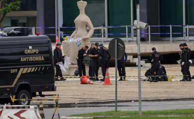 Brasília (DF) 14/11/2024 - Policiais fazem perícia no corpo de Francisco Wanderley Luiz, de 59 anos, em frente ao STF. Segundo a Polícia Civil do DF, Francisco foi autor das explosões ocorridas nesta quarta-feira (13) na Praça dos Três Poderes.
Foto: Fabio Rodrigues-Pozzebom/Agência Brasil