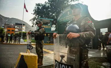 Law enforcement officers stand guard outside the penitentiary center where Peru's former President Pedro Castillo is held, on the day of the beginning of his oral trial on charges of rebellion and other offenses against the state, in Lima, Peru March 4, 2025. REUTERS/Sebastian Castaneda