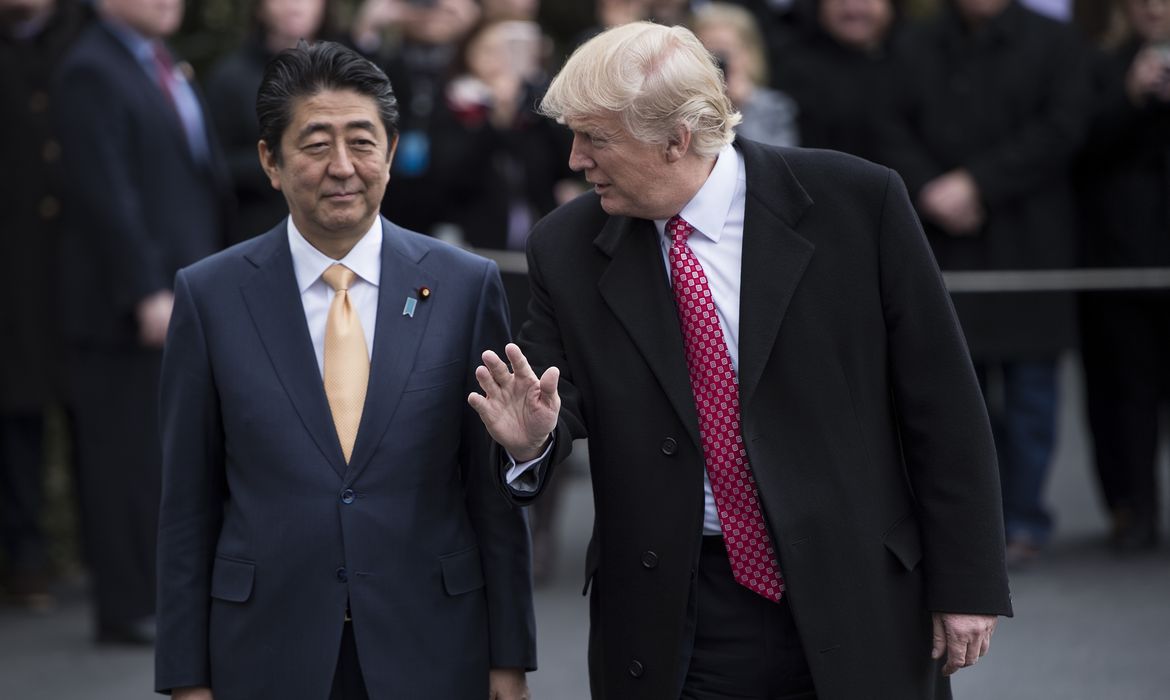 Trump prometeu ao primeiro-ministro do Japão, Shinzo Abe, reforçar os laços militares e econômicos com o país asiático