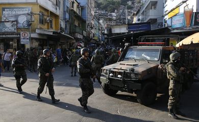 Rio de Janeiro - Militares continuam na favela da Rocinha para combater confrontos entre facções de traficantes de drogas (Fernando Frazão/Agência Brasil)