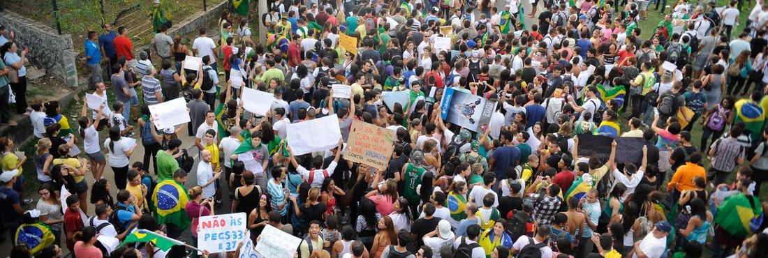 Cerca de mil cariocas protestam na Barra da Tijuca, zona oeste da cidade. Os manifestantes são contra a impunidade, a corrupção e à Proposta de Emenda à Constituição 37 (PEC 37)