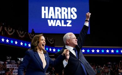U.S. Vice President and Democratic presidential candidate Kamala Harris and her newly chosen vice presidential running mate Minnesota Governor Tim Walz react as they hold a campaign rally in Philadelphia, Pennsylvania, U.S., August 6, 2024. REUTERS/Elizabeth Frantz     TPX IMAGES OF THE DAY