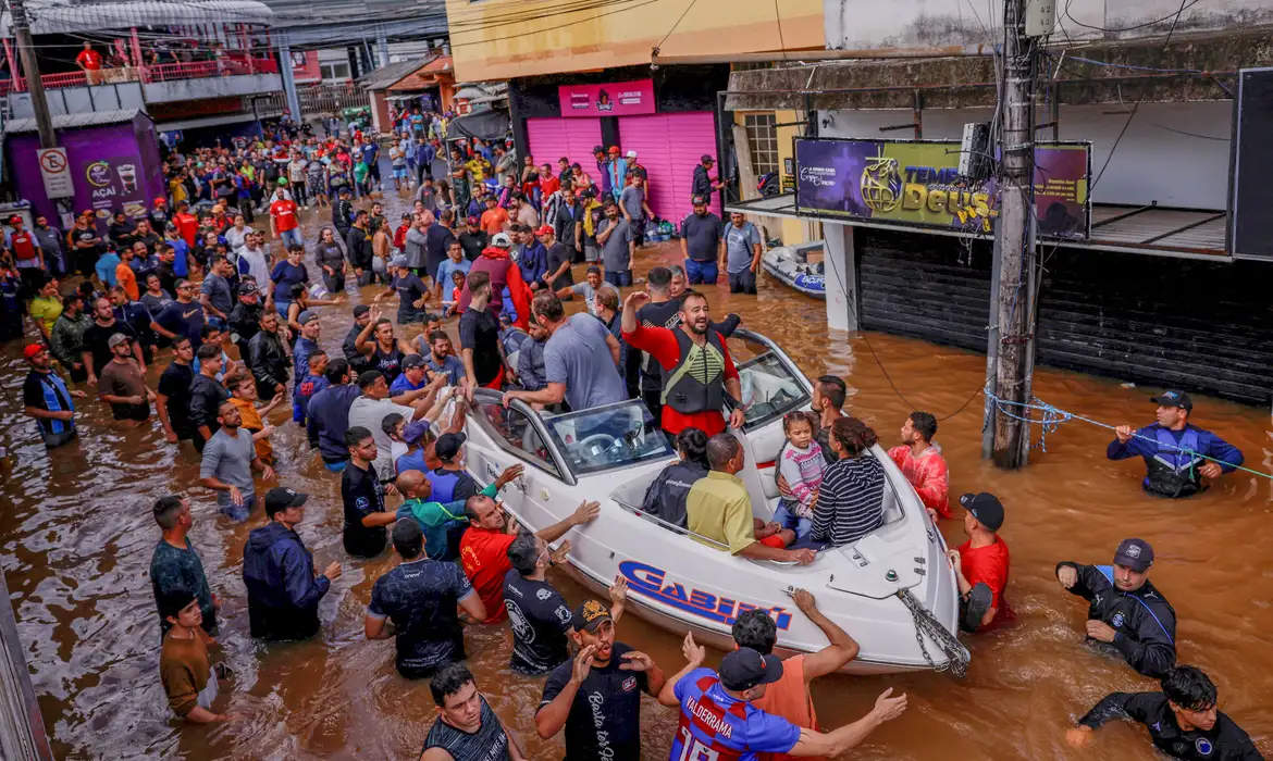 Pessoas são resgatadas de enchentes em Canoas, no Rio Grande do Sul
05/05/2024 REUTERS/Amanda Perobelli
