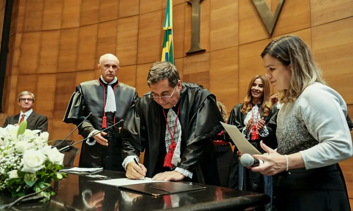 Rio de Janeiro (RJ) 27/03/2025 - O desembargador Peterson Barroso Simão tomou posse, nesta quarta-feira (26), como presidente do Tribunal Regional Eleitoral do Rio de Janeiro (TRE-RJ).
Foto: TRE-RJ/Divulgação