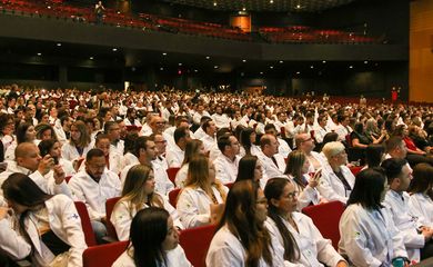 Brasília (DF), 14/08/2023 - A ministra da Saúde, Nísia Trindade, participa da cerimônia de acolhimento dos profissionais do Programa Mais Médicos para o Brasil. Foto: Wilson Dias/Agência Brasil