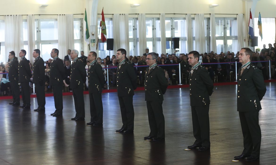 O presidente Jair Bolsonaro, participa da solenidade de promoção de oficiais-generais, no Clube do Exército