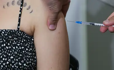 Brasília (DF) 04/12/2025 - O ministro da Saúde, Alexandre Padilha, participa de  ato simbólico de vacinação em gestantes. O evento marca o início da campanha nacional contra o vírus sincicial respiratório (VSR) no país.  Foto: Fabio Rodrigues-Pozzebom/ Agência Brasil