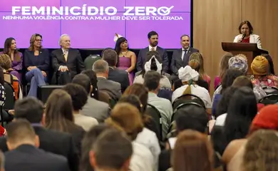 Brasília (DF), 25/03/2025 - Ministra das Mulheres Cida Gonçalves fala durante cerimônia de lançamento do pacote de ações para acesso à justiça, prevenção e enfrentamento às violências contra a mulher. Foto: Bruno Peres/Agência Brasil