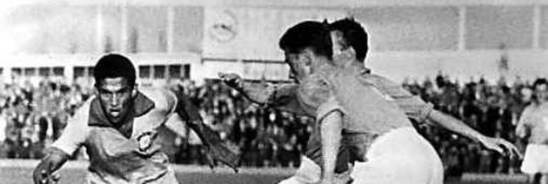 Garrincha dribla dois adversários em partida da Copa do Mundo de 1962.