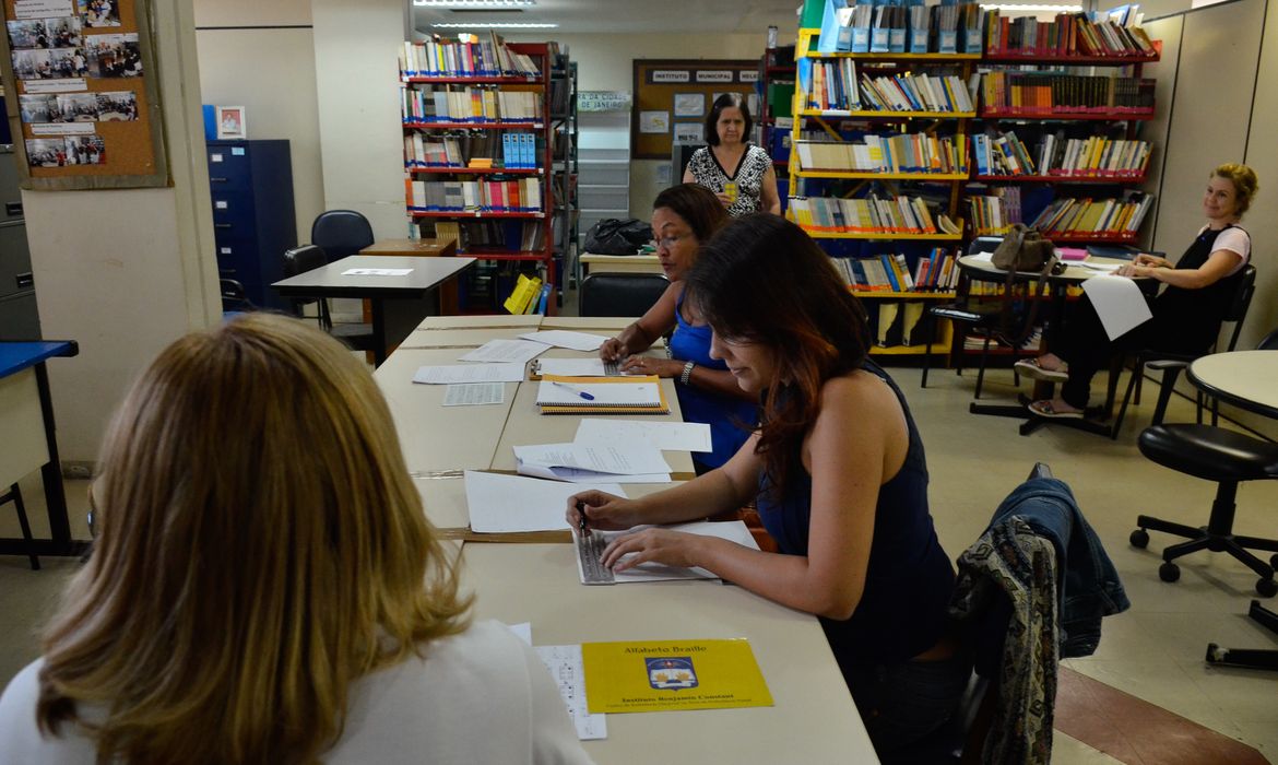 Professoras aprendem o braille no Instituto Municipal Helena Antipoff, que promove a inclusão de crianças com deficiência na rede pública de ensino (Tomaz Silva/Agência Brasil) 