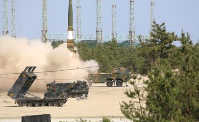 Mísseis terra-terra são disparados durante exercício militar entre Coreia do Sul e Estados Unidos em um local não identificado no território sul-coreano
