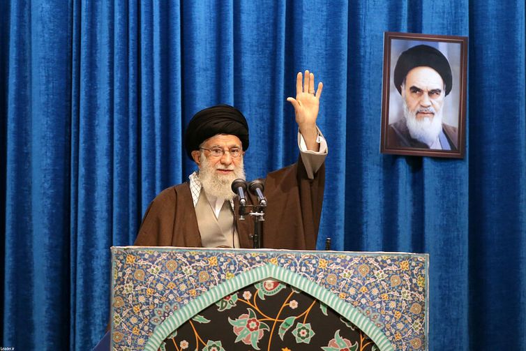 Iran's Supreme Leader Ayatollah Ali Khamenei gestures as he delivers Friday prayers sermon, in Tehran, Iran January 17, 2020. Official Khamenei website/Handout via REUTERS ATTENTION EDITORS - THIS IMAGE WAS PROVIDED BY A THIRD PARTY. NO RESALES.