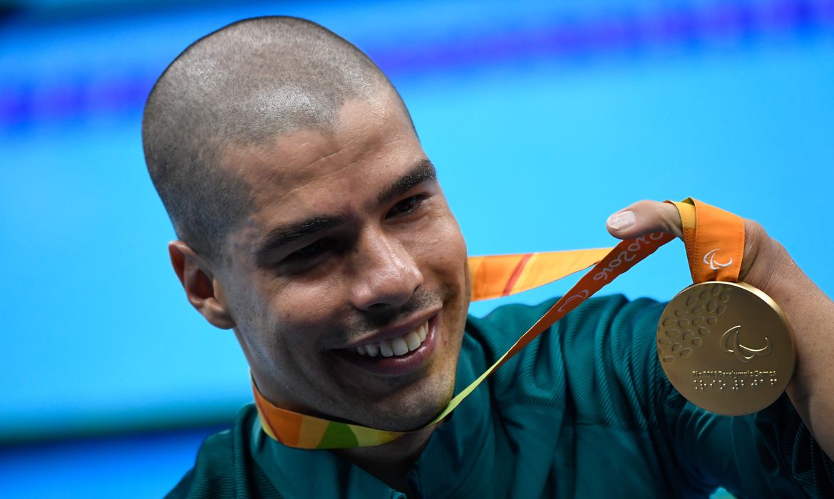 Rio de Janeiro - Brasileiro Daniel Dias leva medalha de ouro nos 200m nado livre S5 nos Jogos Paralímpicos Rio 2016, no Estádio Aquático (Fernando Frazão/Agência Brasil)