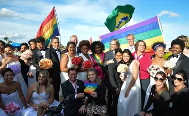 Primeiro casamento coletivo de parceiros homossexuais do DF, no Dia Mundial do Orgulho Gay, comemorado neste domingo (28), em frente ao Congresso Nacional (Antonio Cruz/Agência Brasil)