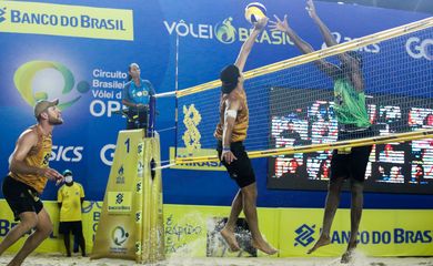 Alison e Álvaro Filho (à esq.) venceram Evandro e Bruno Schmidt no duelo de duplas olímpicas 
