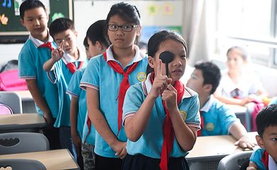 Aluna testa visão em escola primária na vila de Donglin, na cidade de Huzhou, Província de Zhejiang, leste da China, em 5 de junho de 2023. Foto: Xinhua/Xu Yu