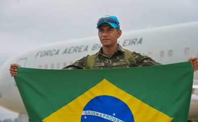 Avião da FAB parte na segunda para resgatar brasileiros na Polônia