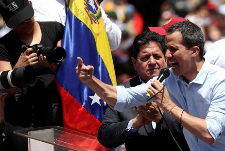 O líder da oposição venezuelana, Juan Guaido, que muitos países reconheceram como legítimo governante interino do país, participa de uma manifestação contra o governo do presidente venezuelano Nicolas Maduro em Caracas, Venezuela, em 6 de abril
