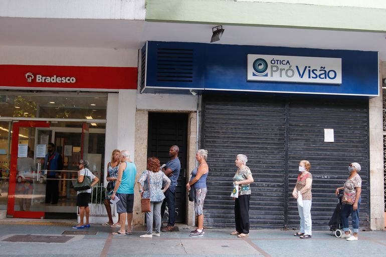 Filas se formam em frente a bancos e supermercados no Flamengo, zona sul da cidade