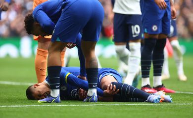Thiago Silva sofre lesão no joelho durante partida entre Chelsea e Tottenham pelo Campeonato Inglês