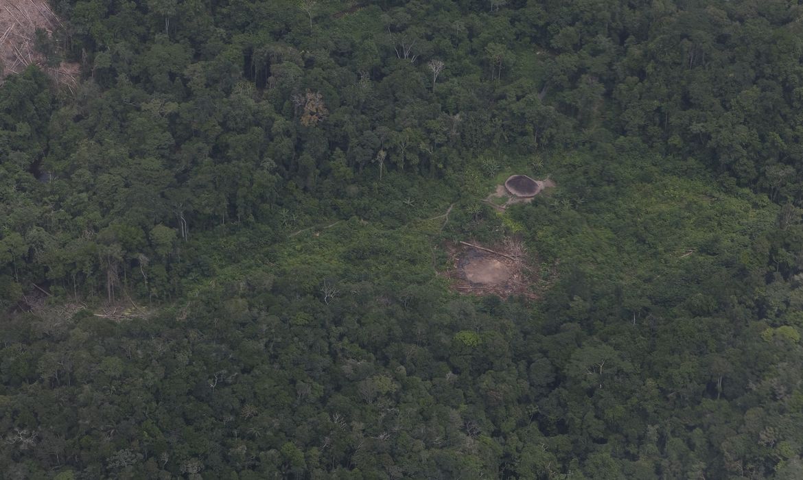 Malocas de aldeias Yanomamis na região do Surucucu, dentro da Terra Indígena Yanomami, Oeste de Roraima, avistadas em sobrevoo da Força Aéra Brasileira para lançamendo de suprimentos em ajuda humanitária.  
