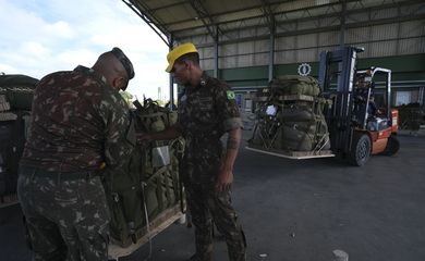 Militares do Exército Brasileiro empacotam suprimentos de ajuda humanitária para enviar às aldeias na Terra Indígena Yanomami, no Oeste de Roraima, em voos da Força Aérea Brasileira.
