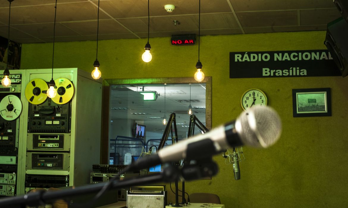 Rádio Nacional de Brasília celebra 64 anos com programação especial