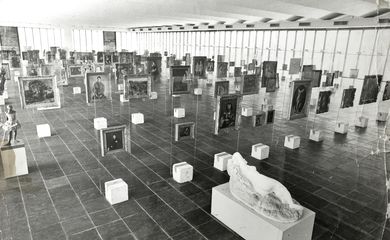 Vista interna da Pinacoteca do Masp, em 1969 