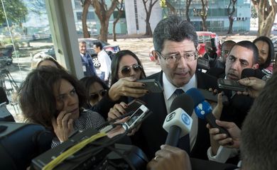 O Ministro da Fazenda, Joaquim Levy chega para reunião com o  governador de Minas Gerais, Fernando Pimentel, e o governador do Rio de Janeiro, Luiz Fernando Pezão ( Marcelo Camargo/Agência Brasil)