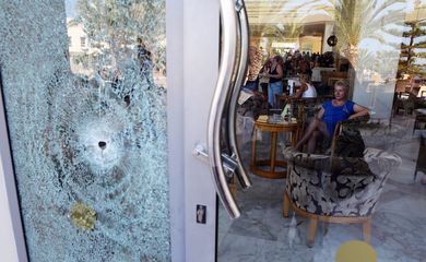 Porta de vidro atingida por bala no Imperial Marhaba Hotel, alvo de atentado na Tunísia (Agência Lusa/Direitos Reservados)