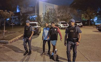 Sebastian Avellino Vargas, preparador físico do Universitario (Peru) - homem de casaco na foto -  é preso após fazer gestos racistas contra torcida do Corinthians após derrota nos playoffs da Sul-Amrericana - racismo - em 11/07/2023